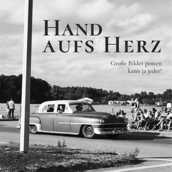 "Hand aufs Herz" ist ein Buch für alle Windflüchter, die durchgerüttelten und krumm geschüttelten. Es ist das Debüt von Jan Simowitsch, ein Roadtrip auf der Suche nach der Seeschwalben-Selbstbehauptungs-Power, der Stille im Tosen, der Gewürzgurke im Glas und nach Frieden, wenn die Angst sich endlich ein Kleid angezogen hat und tanzen gegangen ist. HAND AUFS HERZ Es geht ein wenig über mich und natürlich um Musik und dich.