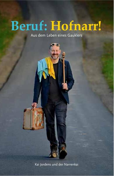 Eine Reise hinter die Kulissen durch das Leben eines Gauklers. Geboren am 11.11. war früh klar, was beruflich draus wird: Seit Mitte der 1980er Jahre zieht Kai Jordens als Hofnarr und Gaukler durch die Welt. Seine Gastspiele führen ihn in jeden Winkel Deutschlands, quer durch Europa, sowie u.a. nach Japan, Taiwan und Dubai. Er wird Kinderbuchautor, Theaterschauspieler und Fernsehmoderator, doch seine Leidenschaft gilt stets der Figur des Narren. Das Kostüm wird zur zweiten Haut, die Figur zum Lebenswerk. Jetzt hat Kai Jordens die schönsten, skurrilsten und verrücktesten Erlebnisse aus diesem bewegten Künstler-Leben zu Papier gebracht. Biographisches wechselt mit Phantastischem und natürlich zieht der Autor auch die Narrenkappe über und wird zum Narrenkai...