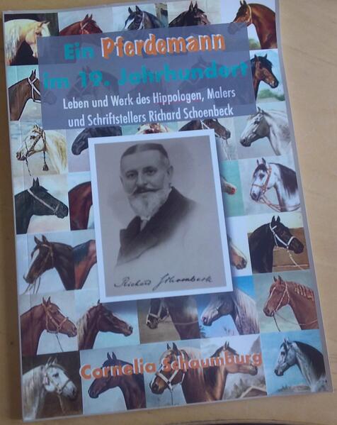 Das Buch schildert teils sachlich, teils in erzählenden Episoden die private und berufliche Lebensgeschichte von Richard Schoenbeck (1840 - 1919). Er war zu seiner Zeit ein berühmter Pferdekenner, malte Pferdebilder und schrieb Bücher zum Thema. Eigentlich ein Kind seiner Zeit, weist sein persönlicher Lebensweg doch eine ganz ungewöhnliche Entscheidung auf.