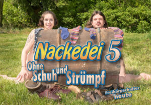 Es ist so weit, der Band Nr.5 der Nackedeibuchreihe ist da. Die Freude am Reimen, Freude am Bild, am Nacktsein und der Dokumentation der Freikörperkultur. Ganz frisch und zukunftsweisend. Selbstverständlich hat sich der Reihentitel etwas von Satzzeichen befreit, ganz im Sinne der dichterischen Freiheit. Ganz frei einfach. Freikörperkultur, kurz FKK, gilt in vielen Ländern geläufiges Wort. Wer es hört, weiß, was gemeint ist. Gleichzeitig haben sich weitere Begriffe eingebürgert. Zum Beispiel der des Naturismus, der noch viel mehr meint. „Geist und Seele kommen in Einklang mit der Natur. Der Mensch spürt die Elemente: Wind, Sonne und Regen gelangen ungehindert in Berührung mit der Haut. Man nimmt sich selbst wahr, spürt Kälte, Wärme, Regen und noch viel mehr. Es wird wieder möglich, externe Einflüsse zu definieren. Temperatur, Nuancen des Lichts, die Bewegungen der Äste im Wald.“, so erläutert der 23-jährige Julian aus Baden-Württemberg seine Gedanken zur Freikörperkultur, die er gerne am Epplesee in der Nähe von Karlsruhe ausübt. Der Leipziger Schnellzeichner Thomas Honermont hat es sich nicht nehmen lassen, wieder ein paar tolle Figuren aus seiner Hand für das neue Werk zu liefern. Die Freikörperkultur in Deutschland wird diesmal im Wechsel der Jahreszeiten gezeigt. Der Frühling beginnt am Epplesee bei Karlsruhe, im Sommer werden FKK-Vereine besucht und der FKK-Campingplatz am Rosenfelder Strand an der Ostsee. Auf einem Mecklenburger FKK-Platz wird Neptunfest gefeiert und das traditionsreiche Lichtheideheim Glüsingen stellt sich vor. Dessen Gründer, der Reformpädagoge Dr. Walter Fränzel studierte einst in Jena, lehrte dann in Berlin und verwirklichte in der Lüneburger Heide in Glüsingen seinen Traum von moderner Erziehung. In dieser spielte auch die Freikörperkultur eine Rolle. Familie Fränzel betreibt das zauberhafte Gelände in der Gegenwart als FKK-Campingplatz. Der goldene Herbst wurde an thüringischen Seen dokumentiert und im Winter zeigt Cowboy Michael Naturismus in seiner erzgebirgischen Heimat. „Nacktsein ist der natürliche Zustand des Menschen!“. Dieser Satz fiel öfters in den Interviews zu Nackedei 5.