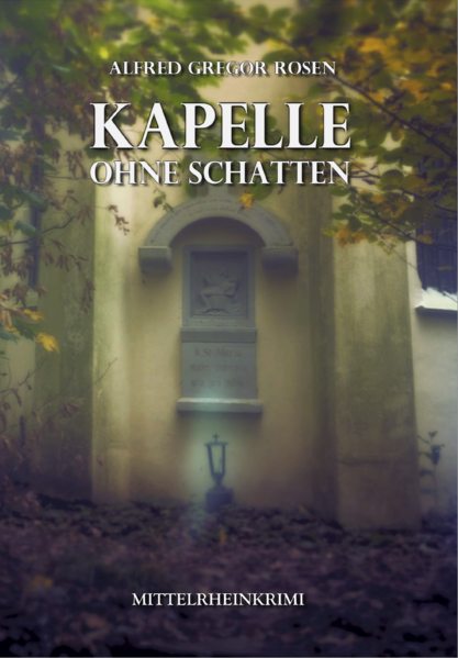 Versteckt, im Laufe der Jahre fast vergessen wirkend, liegt oberhalb von Bad Honnef die Fuchshardtkapelle. Eine kleine Waldkapelle, die in aller Stille zur Andacht einlädt. Niemand würde vermuten, dass 1931 vor dieser Kapelle etwas Schreckliches geschah, das die Bevölkerung für lange Zeit in Aufruhr versetzte. Ausgerechnet in einer entbehrungsreichen Nachkriegszeit, in der sich aufrührerische Kommunisten und marodierende Nationalsozialisten fast täglich öffentlich in der Stadt bekämpfen, ließ das die Bevölkerung nicht zur Ruhe kommen. Lebten der oder die Täter unter ihnen? Warum kamen unbescholtene Menschen zu Tode? Die Polizei stand vor einem Rätsel.