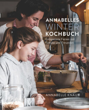 Man trifft sie meist mit Kochschürze an. Annabelle Knaur lebt ihren Traum: Sie kocht, experimentiert, probiert, inspiriert. Versammelt Familie und Freunde um den Tisch. Dieses ist ihr drittes Kochbuch, entstanden nach einer einfachen Frage einer Freundin: „Annabelle, ihr habt immer Gäste in den Ferien, warum machst du nicht ein Ferienkochbuch?“ So legt sie einen kulinarischen Faden durch eine winterliche Auszeit - sieben Kapitel stehen für sieben Ferientage mit Vorschlägen für Frühstück, Mittagessen, Tee und Abendessen. Bestückt mit super einfachen und zugleich köstlichen Rezepten, vom asiatischen Rindseintopf zur Steinpilzsuppe, vom Linsen Dhal zum Pecan Pie. Zusätzlich gibt es „Rezepte“ für ein paar lustige Spiele für drinnen. Seite für Seite mit verlockenden Bildern. Ein Buch nicht nur zum Kochen!