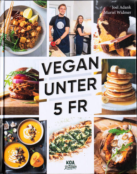 So macht günstig kochen Spass! Joel & Muriel zeigen mit über 100 Rezepten, dass veganes Essen weder teuer noch kompliziert sein muss. Mit herkömmlichen Zutaten, einfach verständlichen Anleitungen und gluschtig machenden Bildern zu jedem Rezept bringt dieses Kochbuch garantiert ein pflanzlich-kulinarisches Feuerwerk in deine Küche! Jedes Gericht kostet pro Person weniger als 5 Franken - damit man das auch nachrechnen kann, wird bei jeder Zutat der anteilsmässige Preis angegeben. Die Rezepte sind jeweils für eine Person konzipiert, dadurch eignen sie sich ideal für Single-Haushalte und lassen sich einfach hochrechnen, wenn man für mehrere Personen kocht. Auch Koch-Anfänger kommen auf ihre Kosten: Von den Grundlagen des Kochens und Backens bis zum Saisonkalender vermittelt dieses Buch weit mehr als feine Rezepte. Um Foodwaste zu verhindern befindet sich im letzten Teil des Buchs ein praktisches Zutaten-Register. Joel & Muriel wünschen: En Guete!