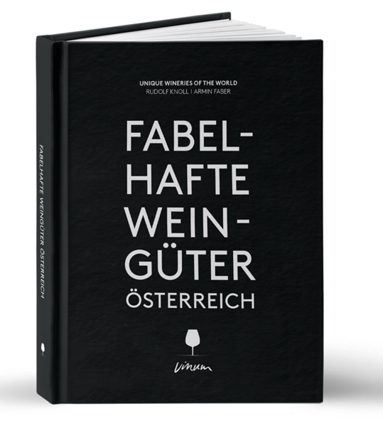 Fotograf Armin Faber und Autor Rudi Knoll freuen sich, Sie, geneigte Leserin und Sie, geschätzter Leser, herzlich einzuladen, Platz zu nehmen beim fabelhaften Wein aus Österreich. Die Winzer, die wir bei unserer teilweise abenteuerlichen Tour über etliche tausend Kilometer durch die unterschiedlichsten Anbaugebiete besucht haben und dabei die Fährte nach bedeutenden Weinen aufnahmen, konnten es für «Fotoman» Armin (der wie sein schreibender Kollege Austria seit rund 40 Jahren unsicher macht) schon vorexerzieren, wie gut es sich beim österreichischen Wein sitzen lässt und welches Vergnügen es bereitet, unkompliziert in möglichst bequemer und manchmal auch extravaganter Form zu geniessen. Auf unserer Wunschliste für dieses Buch standen zahlreiche Betriebe, die zur österreichischen Elite gehören. Manche haben viel Tradition, die vereinzelt schon Jahrhunderte zurückreicht. Aber wir haben auch Weingüter berücksichtigt, die noch nicht so lange im Fokus stehen, jedoch schon als Aufsteiger gelten, weil genügend Talent und Enthusiasmus vorhanden ist, ebenso die Bereitschaft, sich im Keller und in den Reben zu quälen. Wichtig war für uns, dass alle sympathische, gastfreundliche Menschen sind, die interessante, auch spannende und humorvolle Geschichten erzählen können. Wir haben uns die Zeit genommen, ihnen diese zu entlocken und ihnen zuzuhören. Nicht ohne dabei zu verkosten, zu probieren und wieder zu verkosten, dabei den aktuellen Stand der Dinge zu registrieren und später in Worte und Sätze zu fassen, die nicht der stereotypen Form vieler Weinbücher entsprechen und zudem sehr ins Detail gehen. Ein ähnliches Prinzip galt bei den Fotos. Es war nur in absoluten Ausnahmefällen vorgesehen, jemand mit Weinglas mitten im Weinberg abzulichten, was nach Meinung mancher Verlage deren typische Haltung ist. Dafür hat Armin Faber sie aufgefordert zu ungewöhnlichen Aktivitäten wie dem Sitzen auf einer Couch hoch im Weinberg, einem Sprung mit einem Pferd über eine Magnumflasche oder einem Termin um 6 Uhr morgens, damit der Sonnenaufgang die Winzerin richtig strahlen lässt.