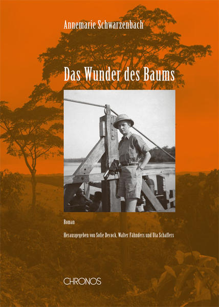 Nach ihrer grossen Afghanistanreise, die sie zusammen mit Ella Maillart unternommen hatte, und ihrem desaströsen USA-Aufenthalt reiste Annemarie Schwarzenbach 1941 nach Belgisch- und Französisch-Kongo, um von dort aus Anschluss an die Operationen des France libre zu finden. Durch politische Verdächtigungen in ihrem Handlungsspielraum eingeschränkt, machte sie sich an die Niederschrift von 'Das Wunder des Baums'. Der Roman erzählt die Geschichte von Marc, einem Schweizer, der während des Zweiten Weltkrieges mit den kolonialen Behörden im Kongo in Konflikt gerät, der zeitweilig interniert und schliesslich wieder entlassen wird. Das Interesse an diesem verschlüsselten und irritierenden Text gilt einem inneren Prozess, den der Protagonist unter Strapazen durchläuft und der auf komplexe Weise auf Kontexte jener Zeit verweist. Es ist ein Afrika-Roman, der dann doch, wie im Nachwort der Herausgeber verdeutlicht wird, keiner ist. Es ist zudem ein Roman über den Zweiten Weltkrieg, der aber fernab von den Kriegsschauplätzen spielt, und es ist schliesslich ein Roman der Apokalypse und der Utopie. Der Erstdruck dieses Romans, der ihr letztes großes Werk bleiben sollte, eröffnet so neue Blicke auf das Werk von Annemarie Schwarzenbach.