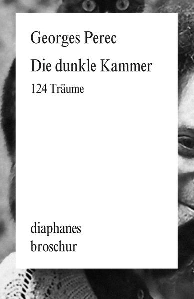 Georges Perecs »Traumbuch«, das die höchst produktiven Jahre zwischen 1968 und 1972 umfasst, offenbart einen sehr direkten und zugleich neuen Zugang zu Literatur und Leben des französischen Kultautors. Mal lapidar und scheinbar unbedeutend, mal monströs und unergründlich, teils komisch und sonderbar faszinieren die Notate durch eine Vielfalt und Intensität kleiner Formen und unterstreichen einmal mehr die intime Komplizität von Literatur und Unbewusstem. Dabei entpuppen sich die aus nächtlicher Werkstatt zu Tage geförderten Fragmente in ihrer rätselhaften Konkretion, ihrem Witz und tragischem Spiel als reicher Vorrat künstlerischer Möglichkeitsformen: Drehbuchentwürfe, Skizzen für Erzählungen, ­veritable Romananfänge.Ein Vademecum für biografische ­Fährtenleser und Perec-Fans, ein literarisches Kaleidoskop zwischen Traum und Wirklichkeit.