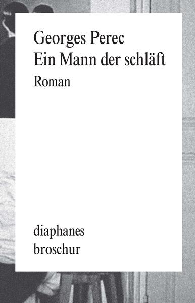 In der winzigen Pariser Mansarde klingelt wie jeden Morgen der Wecker. Heute gälte es, das Examen anzutreten - doch der junge Mann steht nicht auf. Er beschließt, an diesem Leben, das ihm nichts mehr zu geben hat, keinen Anteil mehr zu nehmen. Während über den Dächern von Paris die Sommerhitze brütet, überlässt er sich einem gefährlichen Selbstexperiment. Georges Perecs drittes Buch ist die Geschichte einer radikalen Verweigerung. Noch vor der Oulipo-Zeit entstanden, ist dieser ganz in der Du-Perspektive geschriebene Roman eine Meditation über den Stillstand, eine Etüde über die Leere. Die brüchige Schönheit, die Perec der Selbstisolation verleiht, und die außergewöhnliche literarische Qualität machen »Ein Mann der schläft« (1967) zu einem modernen Urtext der Melancholie, der eine ganze Schriftstellergeneration inspirierte. Perec adaptierte »Ein Mann der schläft« 1974 zusammen mit Bernard Queysanne für das Kino und erhielt dafür den Jean-Vigo-Preis.