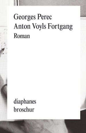 1969 als Resultat einer Wette entstanden, taucht in Perecs wohl außergewöhnlichstem Werk »La Disparition« kein einziges Mal der Buchstabe E auf. Der Roman zeigt, was mit Sprache möglich ist, wenn nicht mehr der Autor erzählt, sondern - durch das Korsett einer strengen Regel - die Sprache selbst. Ausgehend vom verfügbaren Wortmaterial hat sich die Geschichte, haben sich die Personen und die Handlung zu entwickeln. Zwischen Revolutionskomödie, Rätseln, die auf Rätsel folgen, und turbulenter Kriminal parodie schimmern Gewaltexzesse und der nackte Terror hervor. Doch der Terror, der hier herrscht, hat Methode, und zwar linguistische Methode, indem er durch Sprach manipulation entsteht. Und so manifestiert sich das allmähliche, fast ausnahmslos grau same Verschwinden einer ganzen Sippe im verschwundenen Buchstaben. »Anton Voyls Fortgang«, die deutsche Übersetzung von Eugen Helmlé, ist ein Abenteuer, das kaum seinesgleichen kennt. Die Schwierigkeit des Originals, das Sprachkorsett, wird dem Übersetzer zur Zwangsjacke, so Helmlé in seinem unbedingt lesenswerten Nachwort: »Er kann nicht mehr die Sprache selbst erzählen lassen, denn dann wäre sein Text keine Übersetzung mehr... dabei hat der Übersetzer nicht nur einen Kiesel im Mund, sondern gleich einen ganzen Pflasterstein.«