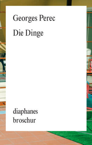 Quasi über Nacht berühmt wurde Georges Perec mit diesem 1965 erschienenen Werk, für das er den renommierten Prix Renaudot erhielt und das sich 50 Jahre nach der Erstausgabe als aktueller denn je erweist. Perec beschreibt in diesem schmalen Buch das Leben des jungen Paares Jérôme und Sylvie als ganz und gar von Dingen bestimmt, die sie besitzen oder besitzen wollen und denen sie alle ihre menschlichen Beziehungen unterordnen. Beide haben ihr Studium aufgegeben und betreiben nun mit Versatzstücken aus Psychologie und Soziologie Marktanalysen für eben jene Konsumindustrie, deren exemplarische Zielgruppe sie bilden. Getrieben von der Frage, auf welche Art jenes den anderen offenbar so reichlich zur Verfügung stehende Geld zu beschaffen sei, verlieren sie sich immer tiefer in den »Gefängnissen des Überflusses«, nicht ohne jedoch einen Ausbruch zu wagen… Perecs Erzählung verbindet literarischen Formwillen mit wacher Gesellschaftsanalyse, schonungslose Beschreibung mit großer Empathie: Literatur als Utopie jenseits aller Tristesse konformer und kristalliner Warenwelten.