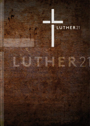 Die Luther21 ist die Revision und nachfolgende Ausgabe von der NeueLuther 2009 von La Buona Novella. Mit einem neuen stilvollen und klaren Logo möchten wir die Bibel neu veröffentlichen. Der Titel Luther21 verknüpft die frühere mit der heutigen Zeit. Im letzten Jahrhundert war die Luther 1912 die wegweisende Übersetzung. Nun kommt der Nachfolger der La Buona Novella unter dem Titel Luther21. Die Herausgeber halten bewusst am reformatorischen Urtext fest. Begründete Hinweise neuerer Forschung und berechtigte Textänderungen wurden geprüft und ggf berücksichtigt. Ideologische oder durch den Zeitgeist begründete Veränderungen dagegen wurden abgelehnt. Das wichtigste Anliegen bleibt neben der Urtextnähe die Verständlichkeit des Textes für heutige Lesen.