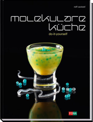 Überraschung und Staunen garantiert Rolf Caviezel hat mit seinem Einstiegsbuch in die Molekulare Küche ein Grundlagenwerk geschaffen, das dem ganz normalen Hobbykoch ermöglicht, phänomenale Effekte zu erzielen. Unterdessen hat er in unzähligen Schulungen auch Profi s in die Geheimnisse der veränderten Aggregatszustände eingeweiht. Der Clou dabei: Bekannte Speisen lassen uns erstaunt neue Facetten entdecken. An die eigentlichen Rohstoffe, die Lebensmittel, werden dieselben hohen Ansprüche gestellt wie in der klassischen Küche: Frische, hochwertige Naturprodukte, deren Aromen dank verschiedener Texturen optimal zum Ausdruck kommen. Der Effekt für die Sinne ist verblüffend und begeistert jeden Feinschmecker. Aus dem Inhalt: . Einführung Philosophie Texturen und Hilfsmittel Umgang mit flüssigem Stickstoff Geräte und Werkzeuge . Rezepte: Lollis Curry-Lolli Lolli mit Vanillearoma und Limettenduft Brausender Lolli Drops/Caviar Randendotter mit Apfelduft Tomatensalat mit Schokoladeraspel auf Basilikumfilm Airs Kaffee-Air mit violettem Kartoffelpüree und Cantadou-Sellerie-Roulade Suppen Gemüsebrühe mit schwebenden Gemüsewürfelchen Erbsensuppe im Reagenzglas Fleisch, Fisch, Geflügel Lammfleisch, virtuelle Kartoffel, geeiste Olivenöl-Balsamico-Würfel, Brokkoli im Reisblatt Öliges, Süsses, Geräuchertes Vanillierte Olivenölwürfel Heisse Baileys-Eiscreme Aus flüssigem Stickstoff Schoko-Spaghetti Mangocreme mit dampfenden Wasabiklösschen