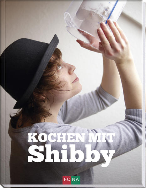 Shibby bringt coole Stadtkinder und Fastfood-Junkies zum Kochen • Low cost - maximum taste: Wenige Zutaten, einfache Rezepte, voller Genuss • Medienliebling Shibby erobert die Kochbuchwelt • Analog-Kochbuch für 'Digital Natives', mit Extras in Echtzeit in TV und Social Media Wenn Shibby, die frische Schweizer Koch-Ikone, auftaucht, verändert sich das Leben von Grund auf: Sie ist Verfechterin einer einfachen, günstigen, frischen - und ja, bei ihr darf man es wieder sagen - durch und durch gesunden Küche. Gekocht wird mit dem, was bereits im Kühlschrank ist oder man eh zur Hand hat. Und gekocht wird, was schmeckt. In ihrem ersten Kochbuch kann die Erfolgsgeschichte der Joiz-Fernsehfrau und Food-Bloggerin Shibby noch einmal miterlebt werden. Das unkonventionelle Kochbuch ist voller Rezepte, persönlicher Geschichten und wirkt garantiert ansteckend: Mit Shibby wagen sich selbst jene an den Herd, die von sich behaupten, sie würden nie im Leben selber kochen. Dass man dabei gesünder und günstiger lebt, ist neben dem Spass ein weiterer Effekt. Aus dem Inhalt: • Die besten 100 Rezepte aus 'Kochen mit Shibby' • Interviews, Begegnungen, Erfahrungen, Erkenntnisse: • Geschichten aus den WG-Küchen • Tipps und Tricks für Anfänger • So leicht ist Kochen, so individuell kann 'meine' Küche sein • Das Wichtigste über wertige Zutaten