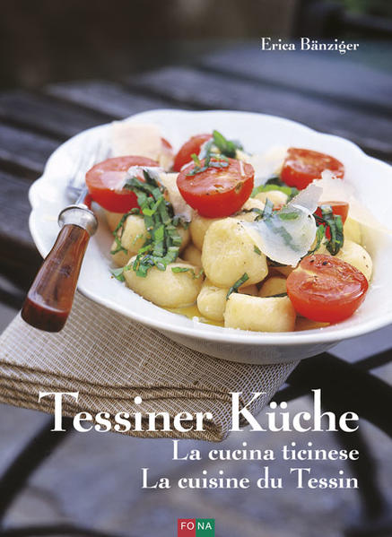 Rezepte aus der Sonnenstube der Schweiz Im Tessin begegnen sich Alpen und Meer. Dank engagierter Bauern und Produzenten gedeihen hier kulinarische Perlen. Für Geniesser sind sie eine Inspiration, für die wilde und sanfte Sonnenstube und ihre Bewohner sind sie überlebenswichtig. Im Tessin wird Genuss gross geschrieben. Die klimatische Sonderlage ermöglicht, dass mediterrane Sonnenprodukte genauso gut gedeihen wie alpine bäuerliche Lebensmittel. Innovative Produzenten sorgen für Köstlichkeiten von der Ziegenwurst bis zur Ricotta, vom einheimischen Risottoreis über die Kastanie bis zum lokalen Olivenöl. Sie sichern vielen Menschen die Existenz und leisten einen unschätzbaren Beitrag zur Erhaltung fruchtbaren Bodens. Diese dreisprachige Liebeserklärung an die Tessiner Küche stellt einige dieser kulinarischen Spezialitäten vor und bettet sie ein in stimmungsvolle Tessinergeschichten und -bilder. Aus den köstlichen Produkten aus allen Teilen des Tessins bereitet Erica Bänziger alte und neue Tessiner Rezepte zu. Aus dem Inhalt: Mediterrane Baum- und Ackerfrüchte Von Americanello bis Reis Americanello Fleisch und Wurst Honig Alpkäse Kastanien Mais Reis Vegetarische Mahlzeiten Risotto ticinese Ricotta-Gnocchi mit Rucola und Tomaten Minestrone, usw. Mahlzeiten mit Fleisch und Fisch Ossobuco casalinga Zicklein mit Sardellen-Rosmarin-Kruste Polenta mit Tessiner Schweinswurst Coregone in Carpione, usw. Desserts Tessiner Brottorte Sorbet von Americana-Trauben mit Grappa Kastanienparfait Kakiküchlein, usw.