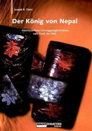 Als Hippie und Haschisch-Dealer zog es Joseph R. Pietri in den 70er Jahren nach Nepal, zum weltweit besten Haschisch. Seinerzeit waren Cannabisprodukte dort noch vollkommen legal und war Haschisch der wahre 'König von Nepal'. Das sollte sich auf Druck der USA bald ändern … Jetzt liegt die abenteuerliche autobiographische Geschichte des Haschisch- und Gras-Schmugglers Joseph R. Pietri in deutscher Übersetzung vor. Er fing als junger Spund und Cannabisraucher in den wilden Sechzigern in New York damit an, den begehrten Stoff zu dealen, immer auf beste Qualität bedacht. 1970 setzte er sich nach Nepal ab und befreundete sich dort mit dem obersten buddhistischen Lama des heiligen Ortes Boudhanath, dem "Chine Lama". Dieser und dessen Familie unterstützten Pietri beim Schmuggel von feinstem Tempelball-Haschisch. Damals war in Nepal Haschisch noch legal. Erst 1973 wurde es auf Druck der USA verboten. Was folgt, sind aufregende Schmuggelgeschichten über mehr als zwei Jahrzehnte und durch mehrere Länder, bis Pietri schließlich 1992 in Laos festgesetzt wird, um an die US-Behörden übergeben zu werden. Dort, in Auslieferungshaft, hat er seine packenden Erinnerungen niedergeschrieben. Das Alles ist sehr kurzweilig und äußerst lesenswert, Raucher-Unterhaltungslektüre vom Feinsten und dabei obendrein ein Lehrstück jüngster Cannabiskulturgeschichte.'