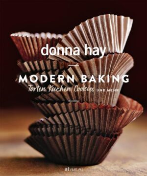 »Backen war schon immer meine Passion und meine erste Liebe in der Küche«, so Donna Hay. Geordnet nach den Hauptzutaten, die allen ihren Backrezepten und ihren liebsten Süssspeisen zugrunde liegen, präsentiert sie ihre besten Rezepte mit Schokolade, Karamell und Kaffee, Zucker und Gewürzen, Früchten und Beeren, Milch und Sahne. Das Herzstück bilden jeweils ihre Klassiker und Lieblingsrezepte, in typischer Donna-Hay-Art modern und stylisch umgesetzt. Daneben verrät sie clevere, schnelle, aber dennoch stets elegante Kurzrezepte und ihre geheimen Tricks, wenn mal wenig Zeit zur Verfügung steht. Auch leichtere, gesunde Genüsse mit vollwertigeren, weniger stark verarbeiteten und rohen Zutaten kommen nicht zu kurz. Eine Fülle an süssen Verführungen - mürbe Kekse, saftige Brownies, traumhafte Kuchen, zarte Meringue und cremige Eisdesserts. Unwiderstehlich, inspirierend, zeitgemäss.