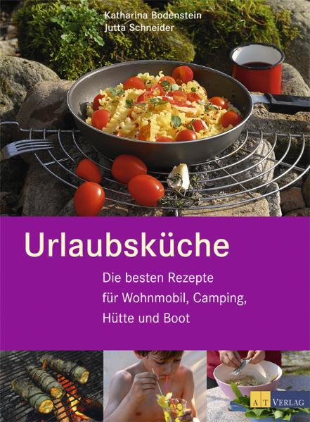 Egal ob im Zelt, im Wohnmobil, in der Ferienwohnung, auf der Hütte oder an Bord eines Schiffes, auch im Urlaub möchten Sie gut essen und genießen. Selbst unter einfachsten Bedingungen und mit minimaler Kücheneinrichtung soll aus frischen Produkten ein feines Essen auf den Tisch kommen, und dies schnell und unkompliziert, denn - schließlich ist Urlaub! Das Buch bietet: • Über 100 Rezepte für ein oder höchstens zwei Flammen, die auch Anfängern leicht gelingen. • Pfiffige Lösungen fürs Kochen unter freiem Himmel: vom Feuermachen über die Notbeleuchtung bis zum Flaschenöffnen ohne Flaschenöffner. • Tipps zum Kochen im Schlafsack und zum Kühlen von Lebensmitteln ohne Kühlschrank/-box. • Die besten Ideen, um Pleiten, Pech und Pannen elegant zu meistern. • Wissenswertes zu Beeren, Kräutern und Pilzen, die Sie unterwegs finden können. • Rezepte für originelle 'grüne Mitbringsel' in Form von Aromaölen, Essig und Wein. • Ausrüstungstipps und empfehlenswerte Produkte und Hilfsmittel. Das unentbehrliche Kochbuch und Nachschlagewerk, das in keinem Wohnmobil und keiner Hütte fehlen darf. siehe Neuausgabe 2014 der Urlaubsküche: Der Erfolgstitel in neuer Gestaltung