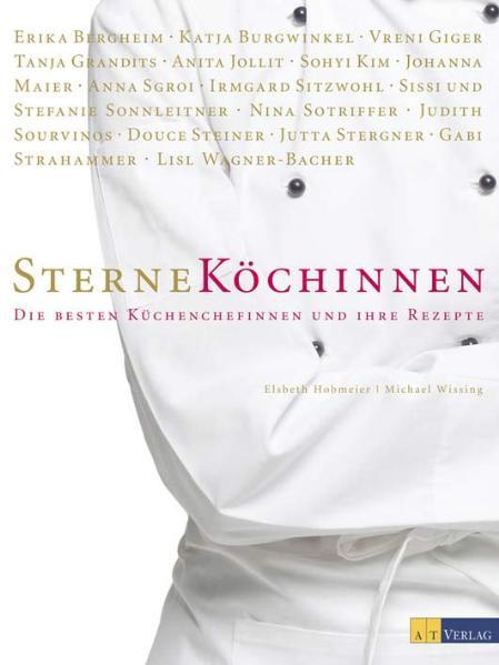 Kochen Frauen feiner, subtiler? Würzen sie mit mehr Gefühl, legen ihre weibliche Intuition in jedes ihrer Gerichte? Die meisten Köchinnen, die es zu Ehren, Punkten und Sternen gebracht haben, weisen solche Klischees weit von sich. Aber sie wissen ein Lied zu singen vom nicht leichten Weg an die Spitze einer Küchenbrigade. Denn die Welt der Spitzenköche ist immer noch eine männlich dominierte Sphäre. Umso interessanter ist es, jenen Frauen, die es an die Spitze geschafft haben, in den Kochtopf zu schauen. Und von ihnen zu hören, welches für sie die größten Herausforderungen sind. Sie verraten zu lassen, wie sie ihre Rezepte kreieren, welche Produkte sie bevorzugen. Und wie sie Familie und Beruf unter einen (Koch-)Hut bringen - oder warum sie genau dies als unmöglich erachten. 16 Sterneköchinnen, die besten kochenden Frauen in Deutschland, Österreich und der Schweiz präsentieren jeweils ein Menu mit ihren fünf liebsten Rezepten. Das Autoren-/Fotografenduo hat sie besucht, ihnen über die Schulter geschaut und versucht, ihre Küchengeheimnisse zu erfahren. 80 Lieblingsrezepte und unterhaltsam zu lesende Porträts der Chefinnen am Herd werden in diesem prächtigen Bildband, Koch- und Lesebuch vereint.