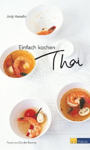 Die thailändische Küche erfreut sich stetig wachsender Beliebtheit, und auch bei uns haben Frühlingsrollen, pfannengerührte Nudeln und scharfe Currys Konjunktur. Mehr als 80 Rezepte - klassische und überraschende, alle aber authentisch thailändisch - zeigen, wie einfach und schnell thailändische Gerichte zubereitet sind. Alle wichtigen Zutaten werden im Bild vorgestellt und im Glossar ausführlich erklärt, daneben die wichtigsten Werkzeuge und Küchenhelfer, der ideale Grundvorrat und die wichtigsten Küchentechniken.