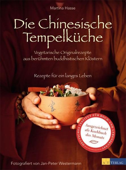 Dieses Buch führt Sie auf eine Reise zu uralten, berühmten Klöstern Chinas, nach Szechuan, zu den Wurzeln des buddhistischen vegetarischen Essens. Nie zuvor haben sich die chinesischen Klosterküchen westlichen Autoren und Fotografen geöffnet. Über 100 Originalrezepte der traditionellen vegetarischen Küche Chinas wurden an Originalschauplätzen in den Tempelrestaurants der buddhistischen Klöster gekocht und fotografiert. Dazu gibt es wertvolle Informationen zu typischen Zutaten, die in der vegetarischen chinesischen Küche von jeher zum Entgiften und Entschlacken, zur Erhaltung der Gesundheit und als Anti-Aging-Mittel eingesetzt werden. Mit einer Fülle stimmungsvoller Impressionen aus dem Leben der Mönche, von den Klöstern und Landschaften.