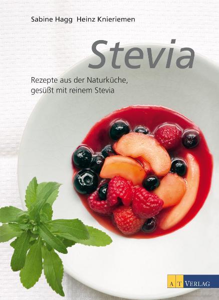 Als Alternative zu Zucker und künstlichen Süssstoffen hat Stevia einen wahren Siegeszug angetreten. Steviablätter süssen etwa zehnmal stärker als weisser Zucker und haben dabei unschlagbare gesundheitliche Vorteile: Sie sind praktisch kalorienfrei, bergen keine Gefahr von Karies und treiben den Blutzuckerspiegel nicht in die Höhe. Stevia ist damit auch ideal einsetzbar bei Übergewicht oder Diabetes. Für die Rezepte in diesem Buch wird nur reines Stevia verwendet: die frischen grünen oder getrockneten Blätter, in Pulverform, in wässrigen oder öligen Auszügen - also Stevia pur, ohne unerwünschte Streckmittel oder Zuckeraustauschstoffe, wie sie in den handelsüblichen Steviaprodukten enthalten sind. 75 praxiserprobte Rezepte zeigen, wie raffiniert sich die natürliche, gesunde Süsse für kalte und warme Süssspeisen, Kuchen und Gebäck, Eingemachtes und Pikantes verwenden lässt. Mit vielen Tipps und Abwandlungsmöglichkeiten.