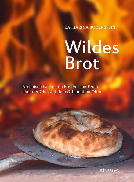 Was gibt es Urtümlicheres und Archaischeres, als draussen am Feuer ein Stockbrot oder ein würziges Fladenbrot zu backen? Mit wenigen Zutaten wie Mehl, Hefe, Salz und Wasser gelingen über der Glut, auf dem Grill und natürlich auch konventionell im Lehm- oder Pizzaofen vielfältige hauchdünne Fladen, Brötchen und knusprige Brote. Das Buch präsentiert fünf Grundteige, die sich dutzendfach variieren lassen, zum Beispiel mit Kräutern Nüssen oder weiteren Zutaten wie Oliven und Käse - insgesamt sind es über 120 Rezepte. Das Selbermachen gelingt auch Ungeübten, da die Teige in nur wenigen Schritten einheitlich zubereitet werden. Sie lassen sich im Handumdrehen meist in vielerlei Formen schlingen, winden oder flechten. Gemeinsam (grosse und kleine) Brote zu backen ist ein sinnliches Erleben, das auch gemeinsam am Lagerfeuer Spass macht. Das »wilde Backen« lädt übrigens auch wunderbar zum Improvisieren ein: Backen Sie Ihr Brot mal direkt auf dem Rost, auf einen Stahldraht aufgezogen oder auf einem Spaten - wir verraten wie es gelingt! Und allen, die häufiger grosse Laibe ins Feuer schieben wollen, sei ein eigener Brot- oder Pizzaofen empfohlen. Eine Bauanleitung dafür findet sich am Ende des Buches. Fotos: Katharina Bodenstein