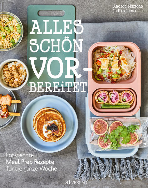 Zeit ist Mangelware, da kommt die Idee von Meal Prep wie gerufen. Es braucht nur ein bisschen »Convenience« im Kühlschrank. Aber selbst gemacht! Am Samstag über den Markt schlendern und gesunde Lebensmittel einkaufen, am Sonntag zwei Stunden in das eigene Wohlbefinden investieren, kochen und vorbereiten, und schon kann die Woche beginnen! Ob es nun um ein Frühstück zum Mitnehmen geht, um einen kleinen Lunch für die Mittagspause oder ein leckeres entspanntes Abendessen nach einem stressigen Arbeitstag, mit diesem Buch ist man bestens vorbereitet. Da können auch mal unangemeldet Freunde vor der Tür stehen. Es finden sich bestimmt ein paar vorbereitete Komponenten, die zusammenpassen. Vorgekochtes wird in Gläser gefüllt, verpackt, es wird eingelegt, getrocknet und eingefroren. Die Rezepte sind nie kompliziert und die Bestandteile lassen sich oft untereinander kombinieren. Luftig nordisch inspirierte Fotos, kleine Geschichten und Tipps begleiten die Rezepte. Entspannt, gemütlich und unterhaltsam.