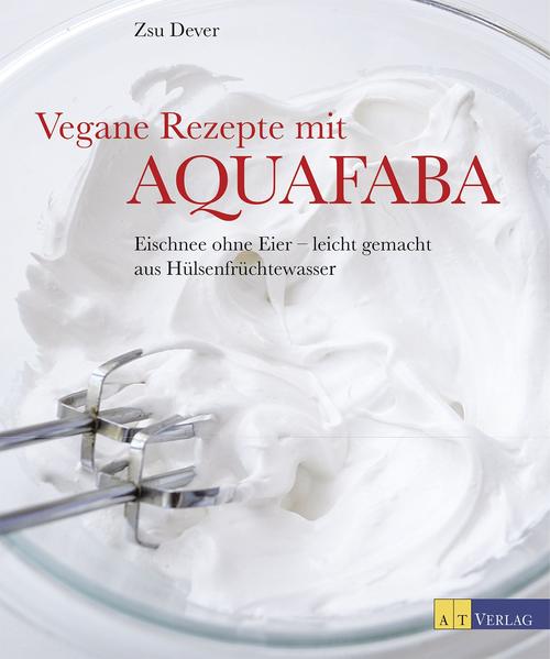 Pflanzlicher Eischnee, gewonnen aus dem simplen Kochwasser von Kichererbsen, Bohnen oder anderen Hülsenfrüchten. Was man sonst achtlos wegschüttet, entpuppt sich als sensationelle Neuentdeckung. Erstmals zeigt dieses Kochbuch umfassend und in 80 Rezepten, auf welch vielfältige Art sich das fabelhafte Aquafaba zum Kochen und Backen verwenden lässt: Es kann Eiweiß hundertprozentig ersetzen, um luftige Mousse, zartes Baiser oder delikate Macarons herzustellen, dient als pflanzliches Binde- und Andickmittel, als Emulgator, Konsistenz- und Volumengeber. Es verleiht Kuchen und Torten Textur und Fülle, macht Waffeln, Crêpes und Quiches luftig, gibt Burgern zarten Biss, bis hin zu selbst gemachtem laktosefreiem Käse, Eiscreme, Butter und Mayonnaise. Hundertprozentig natürlich, nicht industriell verarbeitet und ohne jegliche Zusatzstoffe, eröffnet Aquafaba der veganen Küche neue Dimensionen und ist ebenso interessant für alle, die sich für innovative Produkte und Küchentechniken interessieren.