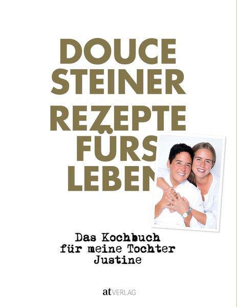 Zu ihrem achtzehnten Geburtstag schenkt Douce Steiner ihrer Tochter Justine ein ganz besonderes Buch: ein Kochbuch mit Rezepten fürs Leben. Sie blättert im Familienalbum, erzählt kulinarische Geschichten aus dem Leben der Familie und verrät Kochrezepte, die für sie und für Justine eine besondere Bedeutung haben. Dabei beweist die Zweisterneköchin, welches Potenzial in den einfachen Dingen steckt: das Gute-Laune-Müsli zum Frühstück, das obligate Tomatenbrot mit Schnittlauch nach der Schule, natürlich Papas Lasagne, die Krautwickel der polnischen Oma und das beste Schokoladenmousse, aber auch mal Austern auf Eis mit schwarzem Pfeffer und Limette oder das traditionelle Weihnachtsessen bei Familie Steiner: Kapaun, gespickt mit schwarzen Trüffeln, dazu Pellkartoffeln mit Sauerrahm und Kaviar. Gerichte, die eine Geschichte haben und Geschichten erzählen. Die Behaglichkeit, Wärme und Wohlgefühl vermitteln. Und die mit ganz viel Liebe zu tun haben.