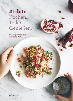 Das Familienunternehmen »tibits« hat sich mit seinen Restaurants in der Schweiz und in London als Inbegriff für gesunden Genuss und unkomplizierten, lässigen Lifestyle etabliert. Aus naturbelassenen Zutaten werden hier originelle, genussvolle vegetarische und vegane Speisen. Dieses Buch präsentiert über 60 neue Gerichte aus der »tibits«-Kreativküche, die sich einfach zuhause nachkochen lassen. Lieblingsrezepte der Gäste wie das Quinoa-Müesli mit Cranberrys, Orangen-Ingwer-Tempeh, Golden Kurkuma Latte oder Schokoladen-Randen-Kuchen. Für alle, die ihr Essen gerne inszenieren und im Netz teilen, kommen erstmals Tipps und Tricks rund um Food-Styling und Fotografie hinzu. Wie gelingen schöne Food-Fotos mit dem Smartphone? Welche Tricks gibt es beim Anrichten und Stylen? Mit vielen Beispielen und mit den Profi-Tipps von Fotografin Juliette Chrétien und Foodstylistin Mira Gisler inspiriert dieses Buch zum Nachmachen und Geniessen.