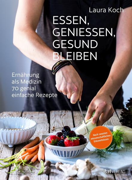 In einer Welt voller Ernährungsmythen, Spezialdiäten und immer wieder neu angepriesener Superfoods kann man leicht den Überblick verlieren. Doch gesund essen ist eigentlich ganz einfach. Wer seine Gesundheit in die eigenen Hände nehmen will, greift daher selbst zum Kochlöffel. Dieses Buch bietet eine geballte Ladung ernährungsmedizinisches Wissen auf dem neusten Stand, verpackt in über 70 genussvolle, alltagstaugliche Rezepte. Vom herzfreundlichen Smoothie bis zum knallgrünen, leberfreundlichen Omelett für den Sonntagsbrunch, von der mediterranen Gemüsepfanne bis zu Power-Energiekugeln ist alles dabei, was der Darm begehrt. Denn die Gesundheit beginnt im Darm. Und die wertvollen Darmbakterien hält man am besten mit unverarbeiteten, pflanzlichen Nahrungsmitteln kombiniert mit Kräutern, Gewürzen und hochwertigen Pflanzenölen bei Laune. So wirkt die Ernährung nicht nur darmfreundlich, sondern auch entzündungshemmend und ist eine leckere Investition in die eigene Gesundheit.