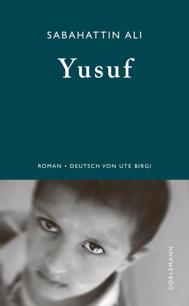 Yusuf wacht neben seinen ermordeten Eltern, als ihn Salahâttin Bey in einer Herbstnacht des Jahres 1903 findet. Der Landrat zögert nicht und nimmt den Jungen an Sohnes statt bei sich auf. Was gut gemeint, wenn auch nicht selbstlos ist, bedeutet für Yusuf vor allem Demuütigung. Er gehört nicht hierher, er ist und bleibt ein Fremder. Yusuf ist ein Kämpfer, wenn auch ein schweigsamer. Er widersetzt sich dem Sohn des Fabrikanten wie seiner Stiefmutter. Früh verbündet er sich mit Muazzez, seiner Stiefschwester, die er später gegen den Willen aller - nur nicht gegen ihren - zur Frau nimmt. In einer bilderreichen Sprache erzählt Sabahattin Ali in seinem ersten Roman Yusuf diese Geschichte eines Mannes, der alles aufs Spiel setzt und am Ende gewinnt - und verliert.