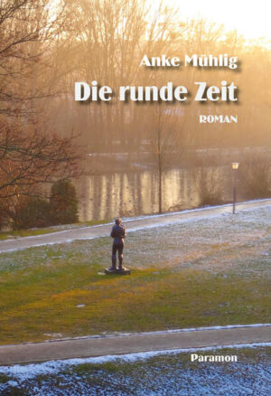 Curt sitzt am Fenster und schaut hinaus in die Zeit der anderen. Kann man gleichzeitig an zwei Orten sein? Curt antwortet sich selbst. Nein, sagt er bestimmt und lauscht in die Stille des Raumes. Nachdenklich wartet er auf einen Einwand. Und widerspricht sich dann selbst. Doch, ja. Alles, was einmal war, klingt in den wiederkehrenden Glockenschlägen mit. Gleichzeitig. Synchron. Die runde Zeit ist ein einfühlsames Porträt des Vaters, der hochbetagt den quirligen Alltag vom Fenster aus verfolgt. Nachdenklich kommentiert er das Beobachtete und assoziiert Erfahrungen aus seinem langen Leben. Kinder, Enkel und Pflegende huschen diensteifrig an ihm vorüber. So findet er in einer Bronzefigur ein Alter Ego, das seinen Erinnerungen lauscht. Das Hin- und Hergleiten zwischen den Zeiten wirft die in jeder Generation wiederkehrenden Fragen auf: Wer bin ich? Was habe ich aus diesem Leben gemacht? Was bleibt?