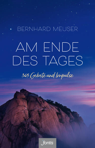 Am Ende des Tages heißt es immer wieder von neuem: Loslassen und sich dem Schutz Gottes anvertrauen. Seit Jahrhunderten begehen Christen ein Ritual des Übergangs vom Tag zur Nacht. Es ist quasi ein Tagesabschluss, während dem sie sich fragen: Was ist mir heute gelungen? Wofür kann ich dankbar sein? Was ist schiefgelaufen? Wo habe ich mich den Herausforderungen nicht gestellt? Bin ich Menschen die Liebe schuldig geblieben? Was war hell an diesem Tag? Und was war dunkel? Was will nochmals speziell bedacht und bewegt werden? Was harrt des Bekennens und der Vergebung? "Am Ende des Tages" ist ein Andachtsbuch mit tiefen Texten und Gebeten. Es eignet sich für alle, die sich und ihre Gedanken, Anliegen und Lebensnöte zum Abschluss des Tages bewusst auf Gott ausrichten wollen. Und für alle, die nicht ohne Gottes Segen in die Nacht und den Schlaf eintauchen wollen. Es sind tägliche Abendgebete, die immer wieder neu zum Nachdenken anregen, zum Weiterbeten inspirieren und zum Ruhen herausfordern. Für den Autor und seine Leser sind sie "ein jahrealter, liebgewordener Schatz gesammelter Weisheiten".