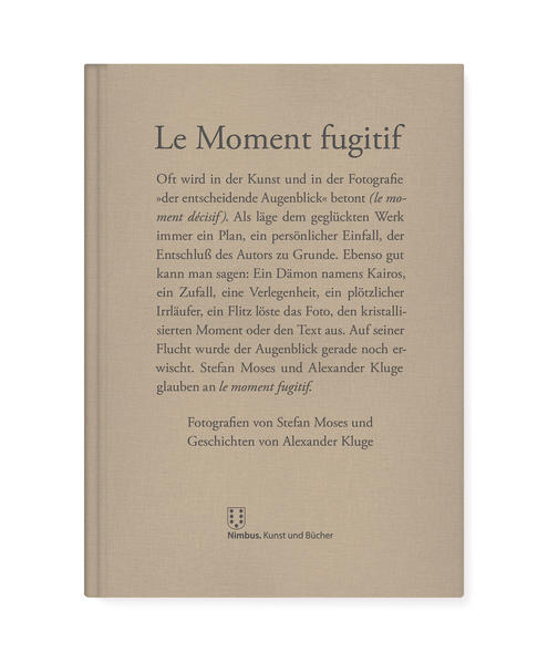 Le Moment fugitif ist ein großformatiger Band, der 33 unbekannte Texte von Alexander Kluge mit 85 Fotos von Stefan Moses kombiniert. Kluge erzählt darin von Menschen in politischen und privaten Umbruchsituationen, wo der Überblick schwindet und das große Improvisieren beginnt. Das Spektrum der Protagonisten reicht vom einfachen Bürger bis zu Politikern in den Zentren der Macht wie Helmut Schmidt, Konrad Adenauer oder Gregor Gysi. Der Band enthält zudem zwei Beigaben von Friederike Mayröcker.