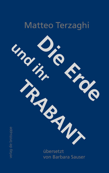 Dieses Buch spielt in den Schuljahren - einer Schule jedoch, die ein Leben lang dauert - und erzählt von zoologischen, musikalischen und filmischen Versuchen, von imaginären Häusern, lunaren Schnurrbärten und rollenden Pflanzen, von Sprüngen ins Wasser, sprachlichem Erfindungsreichtum und anderen Widerstandshandlungen, vom Regen und seinem »Gegenlied«, dem Feuer. Alltagsabenteuer verwandeln sich in Reflexionen und mentale Abschweifungen in kleine Abenteuergeschichten. »Matteo Terzaghi gehört gegenwärtig zu den besten Schriftstellern italienischer Sprache. […] Man kann Die Erde und ihr Trabant, wie das Buch an mehreren Stellen fast selbst suggeriert, als eine Art Fortsetzung von Fritz Kochers Aufsätze betrachten - kleine Schulaufsätze in der Tradition Robert Walsers, in denen auf vordergründig schlichte, tatsächlich aber äusserst tiefsinnige Weise von allem Leben erzählt wird.« Francesco M. Cataluccio, »La domenica dei libri«, Radio popolare, Mailand »Ein sehr persönlicher Nicht-Bestseller auf meiner sehr persönlichen Bestenliste ist Matteo Terzaghis Sammlung von Kürzesterzählungen Die Erde und ihr Trabant. Vergnügliche, abschweifende, lunare, ironische Texte auf den Spuren des grossen Schweizer Schriftstellers Robert Walser.« Paolo Di Stefano, Corriere della Sera, Mailand