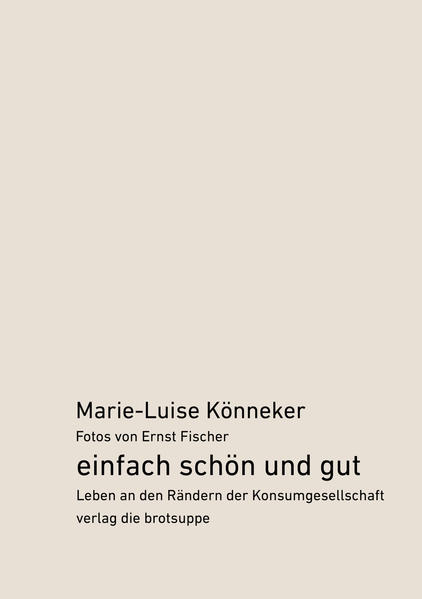 Marie-Luise Könneker findet, altersgemäss, Zeit aufzuräumen. Viel im Lauf der Jahrzehnte Angesammeltes will noch einmal angeschaut, geprüft, dokumentiert und allenfalls aufgehoben und weitergegeben werden. Die Autorin versucht, schreibend und collagierend, ein Stück weit Bilanz zu ziehen und Abstand zu gewinnen von vergangenen Dingen und Festlegungen. Sie beschäftigt sich seit langem mit der Thematik des Hauses, praktisch und theoretisch, und bezeichnet sich selbst unerschrocken als HausFrau und Autorin und hinterfragt die Degradierung des Begriffs Hausfrau. Dem Grundsatz »schonungslos in der Analyse, freundlich in der Strategie« folgend möchte sie in diesem Buch nicht Kritik und Verlust in den Vordergrund stellen, sondern versuchen zu zeigen, dass an den Rändern des Konsumismus nicht nur Elend und Prekariat lauern, sondern wie und warum etwa bewusste Enthaltung, die von ihrer Generation formulierte »Konsumverweigerung«, das Leben durchaus bereichert und wie gerade in Nischen Neues entstehen kann. Sie geht den Möglichkeiten einer alternativen Ökonomie nach, setzt sich mit dem aktuellen Trend des Minimalismus und der Aufräum-Methodik von Marie Kond? auseinander, denkt nach über den Begriff des Aufhebens und die Kunstform der Assemblage … Das Buch versucht in aller Knappheit des Textes einen weiten Horizont zu beleuchten, die Fotos von Ernst Fischer sind nicht illustrativ gemeint, sondern zeigen auf der Bildebene eine Art »Poe­tologie des Raumes«, wie sie das gleichnamige Werk von Gaston Bachelard wahrzunehmen lehrt.