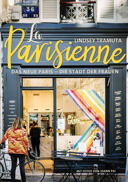 Inspirierend, unabhängig, selbstbewusst – so sind die Frauen von Paris Das klassische Bild der Pariserin – einer schlanken, schönen, weißen und immer modisch gekleideten Frau – ist fast so alt wie die Stadt selbst. Doch die Zeiten von Edith Piaf und Brigitte Bardot, die diese Klischees befeuerten, sind lange vorbei. Heute ist Paris eine der multikulturellsten Städte der Welt und ebenso vielfältig sind seine Bewohnerinnen. Höchste Zeit, das Bild der »typisch französischen Frau« neu zu zeichnen! Lindsey Tramuta stellt 50 inspirierende Frauen aus Paris vor, die das Gesicht ihrer Stadt prägen. Sie sind Aktivistinnen, Künstlerinnen und Trendsetterinnen, mit verschiedensten Hintergründen, Hautfarben und Persönlichkeiten. Wunderschön illustriert mit zahlreichen Fotos zeigt dieses Buch das wahre Paris der Frauen in all seiner Vielfalt. – Starke Frauenporträts: 50 inspirierende Biografien von Frauen, die der französischen Hauptstadt ein neues Gesicht verleihen – Die ganze Vielfalt der Frauenpower in authentischen Lebensgeschichten von Unternehmerinnen, Aktivistinnen und Künstlerinnen bis hin zur Bürgermeisterin von Paris – Eine spannende Reise durch Paris mit vielen Adressen von und für Frauen: wertvolles Insiderwissen und Geheimtipps abseits der Touristenpfade So ist Paris: Fünfzig starke Frauen führen durch ihre Stadt »La Parisienne« ist Lesebuch und Bildband, Paris-Reiseführer und Inspirationsquelle. Sensibel und genau beobachtet die Autorin, wie die vorgestellten Frauen häufig auf ganz subtile Weise ihre Stadt beleben. Zugleich führt sie an die schönsten unentdeckten Orte der Metropole und stellt ihre Lieblingsplätze vor, darunter von Frauen geführte Geschäfte, Parks, Bistros, kulturelle Einrichtungen und vieles mehr. Ein Buch über starke Frauen, geschrieben (nicht nur) für Frauen – Lindsey Tramuta lüftet den Schleier vom Mythos der Pariserin und zeigt, wie die Bewohnerinnen der Stadt an der Seine wirklich sind!