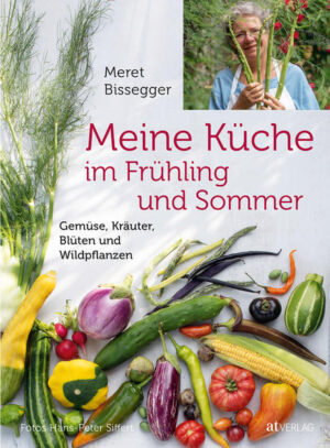 In diesem Buch porträtiert Erfolgsautorin Meret Bissegger über 50 Frühlings- und Sommergemüsesorten und gibt Tipps zu deren Verarbeitung und Lagerung. 163 Rezepte, meist vegetarische, oft auch vegane, inspirieren Anfänger und Fortgeschrittene gleichermassen. Von den ersten südlichen Frühlingsboten wie Favebohnen und Stängelkohl über einheimische Mairüben bis zu den Sommerklassikern Auberginen und Tomaten sowie weniger bekanntem Gemüse wie Mönchsbart, Okra oder Papacelle ist alles dabei. Aromatische Kräuter, knackige Salate, essbaren Blüten oder Wildpflanzen und exotischere Zutaten ergänzen die Grundrezepte. Reportagen über Anbau, Ernte und Verarbeitung des Gemüses geben Einblick in die Welt der biologischen Landwirtschaft in der Schweiz und Italien. Texte zu ökologischen und wirtschaftlichen Themen bieten Anregungen zum Umgang mit unseren kostbaren Lebensmitteln. Hans-Peter Siffert hat das Gemüse und die Welt der Produzenten wiederum stimmungsvoll ins Bild gesetzt. Zusammen mit »Meine wilde Pflanzenküche« und »Meine Gemüseküche für Herbst und Winter« begleitet dieses Buch alle Kochbegeisterten durch das ganze Gemüsejahr.