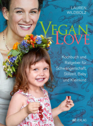 Vegane Ernährung ist bereits ab der Schwangerschaft und auch für Kleinkinder problemlos möglich. Viel Gemüse, Früchte, Nüsse, Hülsenfrüchte und Vollkornprodukte in der täglichen Ernährung versorgen den kleinen Körper mit allen wichtigen Nährstoffen. Um gesundheitliche Risiken auszuschliessen, braucht es ein fundiertes Ernährungswissen, den Einbezug von Ernährungsexperten und die Nahrungsergänzung mit Vitamin B12. Die Grundlagen dazu liefert dieses Buch. Die 80 Rezepte sind ausgewogen, biologisch besonders hochwertig und lassen sich ohne Fertigprodukte mit wenig Zeitaufwand zubereiten. Beginnend mit der idealen Ernährung bei Kinderwunsch, in der Schwangerschaft und Stillzeit über Breikost und feste Nahrung bis zum dritten Lebensjahr. Mit wertvollen Beiträgen von drei fachlich ausgewiesenen Ärzten und Ärztinnen sowie vielen praktischen Tipps und Hinweisen zur Umsetzung im Alltag. Lauren Wildbolz lebt seit ihrem vierzehnten Lebensjahr fleischlos und ernährt sich heute mit ihrem Ehemann und ihrer dreijährigen Tochter vegan.