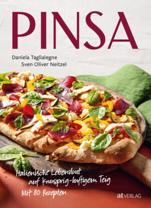 Die Pinsa sieht ihrer Schwester, der Pizza, täuschend ähnlich, doch schon beim ersten Bissen zeigt sich ihre Individualität: Der Teig macht den Unterschied. Der aromatische Fladen, der auf einen Bäcker in der Nähe von Rom zurückgeht, wird mit Sauerteig und einer Mischung aus verschiedenen Mehlen hergestellt und ruht zwischen 24 und 72 Stunden. Wahrhaftiges Slow Food also. Daniela Taglialegne und Sven Oliver Neitzel zeigen, wie man die eigene Küche in eine Pinsa-Manufaktur verwandelt: Der knusprige, luftige Teigfladen wird vor oder nach dem Backen belegt. Wenige oder viele, klassische oder ausgefallene, salzige oder süsse Zutaten - ganz nach Lust und Laune. Im Buch finden wir das Rezept für einen Grundteig, verschiedene Variationen davon und eine bunte Palette Beläge. Produktporträts und Stimmungsbilder aus den Pinserien rund um Rom sorgen für das authentische Grundgefühl. Gesunder, unkomplizierter Genuss aus der italienischen Aromaküche - hier ist das Geheimrezept.