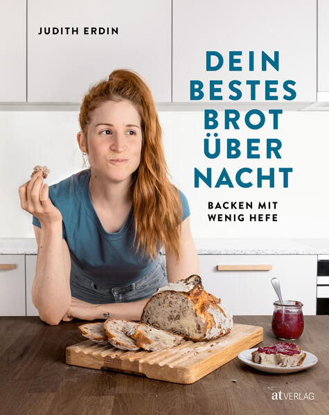 »Kann ich dieses Rezept auch mit Übernachtgare zubereiten?« Diese Frage wird Judith Erdin mit Abstand am meisten gestellt. Kein Wunder - denn wer möchte nicht ein frisches, selbstgebackenes Brot zum Frühstück essen, ohne dafür allzu früh aufstehen zu müssen? In ihrem dritten Buch zeigt die gelernte Bäckerin-Konditorin ihre Lieblingsrezepte für Brot und Brötchen, deren Teig am Abend zubereitet wird. Am Morgen kann er nur noch kurz geformt, aufgehen gelassen und gebacken werden. Innert maximal eineinhalb Stunden entsteht ein wunderbar aromatisches und dank wenig Hefe und langer Gärdauer auch sehr bekömmliches, noch warmes Brot zum Frühstück. Im Theorieteil wird ein besonderes Augenmerk auf die Gärung gelegt. Etwa auf den Einfluss der Hefe oder der Raumtemperatur und häufige Fehler sowie deren Ursachen. Dem perfekten Brot zum Frühstück steht also nichts mehr im Weg.