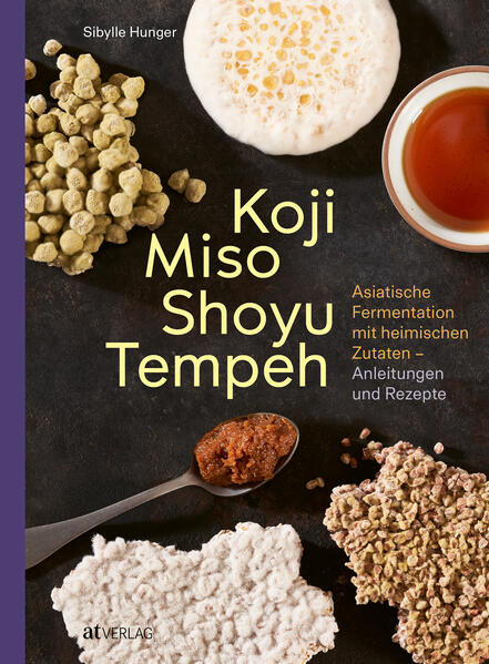 Der Edelpilz Koji wird in Japan seit Jahrhunderten zur Fermentation von Lebensmitteln verwendet und verleiht ihnen eine Vielfalt von Aromen. Gesundheitliche Aspekte, kulturelle Identität und ein nachhaltiger Lebensstil lassen fermentierte Lebensmittel immer beliebter werden und prägen neue Essgewohnheiten. Miso und Shoyu, mit Koji-Fermenten hergestellte Würzmittel, spielen in der modernen Aromaküche Schlüsselrollen, ebenso das indonesische Tempeh. Sibylle Hunger führt in ausführlichen Schritt-für-Schritt-Anleitungen in die Herstellung der wichtigsten Koji Fermente in der eigenen Küche ein und hält zahlreiche Ideen und Tipps bereit - auch zur Verwertung von Rüstabfällen und Resten. Im Rezeptteil wird mit Koji fermentiert: Getreide, Hülsenfrüchte, Gemüse, Früchte, Fleisch und Fisch sowie japanische Spezialitäten wie Shio Koji, Miso, Shoyu, Amazake, Mirin und Natto - auf traditionelle Art hergestellt, in modernen Variationen und mit heimischen Zutaten zubereitet. Eine Einladung in die Welt der Koji-Magie, die Ihre Küche zu jedem Anlass und jeder Tageszeit bereichert.