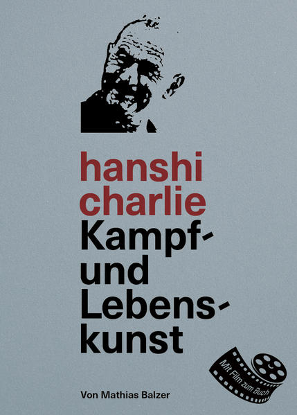 «Hanshi Charlie» ist die erste, gross angelegte Reportage der Edition Frida. Ihr Gegenstand: Das Leben des Kampfkunst-Grossmeisters Charlie Lenz, sein Weg von einer armen Bergbau-Familie zu einem der ho?chst dotierten Meister der Welt, aufgearbeitet als Buch und als Film. Ein Weg, den der heute 70-Ja?hrige so konsequent gegangen ist, dass aus seiner Kampfkunst eine Form der Lebenskunst geworden ist. Ein einfaches Leben fu?hren, eines, das gepra?gt ist von Achtsamkeit, Respekt vor der Natur und Hingabe an den Augenblick: Wer kennt die Sehnsucht danach nicht? Der Kulturjournalist Mathias Balzer und der Filmemacher Luis Balthisar Balzer erza?hlen, wie dieser faszinierende Mann sich dieser Einfachheit angena?hert hat. «Hanshi Charlie» erza?hlt aber auch eine Ge- schichte, die von Auswanderung, Durchhaltewillen, grosser Liebe, glu?cklichen Zufa?llen und harten Schicksalsschla?gen berichtet. Mathias Balzer erza?hlt in 26 kurzweiligen Kapiteln die Lebensgeschichte von Charlie Lenz. Seine Kindheit in der Familie armer Bergbauarbeiter, seine Zeit als halbstarker Strassenschla?ger, sein Leben als Immigrant in der Schweizer Kleinstadt Chur, seine ausgedehnten Reisen nach Japan. Der Autor beschreibt Charlies Leidensweg in der ha?rtesten Karateschule der Welt. Er erza?hlt wie Lenz durch Zufall einem Zen-Meister begegnet und dessen Schu?ler wird, wie der vierfache Karate-Schweizermeister vom Sportler zum Kampfku?nstler wird. Er spricht mit ihm u?ber die Wirkung seines Trainings, die zweifelhafte Hinterlassenschaft der Samurai, u?ber das Nicht-Ka?mpfen als ho?chste Form des Kampfes, u?ber die Bedeutung des Todes und u?ber die Einfachheit guter Architektur - und, last but not least, u?ber die Kunst des Kochens und die Herstellung von Kra?uterliko?r. Er begleitet Lenz auf sei- nen europaweiten Reisen als Lehrer, und lernt einen siebzigja?hrigen Mann kennen, der immer noch von Neugierde auf das Leben erfu?llt ist. Es ist die Geschichte eines Suchenden und Liebenden, eines Natur- und Menschenfreundes, eines Wissenden, der zugleich sagt: «Wir haben nie ausgelernt.» Das Buch u?ber Lenz ist aber nicht nur das Portra?t eines erstaunlichen Mannes, sondern erza?hlt auch von einer grossen Liebe. Ohne Anna Lenz, seine Frau, wa?re Charlie Lenz heute nicht der, der er ist. Sie hat ebenfalls Judo praktiziert und sich als Architekturfotografin einen herausragenden Ruf erarbeitet. Der Autor erza?hlt, wie das Paar Schritt fu?r Schritt seine Lebenstra?ume erfu?llt und aus dem Zusammentreffen von Kampfkunst, Architektur, Natur- liebe und Philosophie ein eigentliches Gesamtkunstwerk entwirft, das in sei- ner Konsequenz Seltenheitswert hat. Der Film Der junge Filmemacher Luis Balthisar Balzer hat mit der Illustratorin Justin Klaiber und dem Kameramann Avi Sliman drei wichtige Episoden aus dem Leben von Charlie Lenz zu einem vielschichtigen, rund 25-minu?tigen Portra?t verwoben. Der als dreiteilige Web-Doku erschienene Film wurde an der Zu?rcher Hochschule der Ku?nste (ZHdK) als eine der besten Arbeiten des Jahres 2018 ausgezeichnet. Nun erscheint die verla?ngerte, endgu?ltige Fassung. Sie kann u?ber einen Web-Code im Buch heruntergeladen werden.