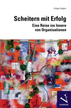 Florian Willengud sind die Organisationstheorien seines Forschungsinstituts leid. Denn obwohl die Begriffe wechseln und je nach modischer Couleur vom Ingenieursdeutschen ins Japanische und anschließend ins Amerikanische gleiten, die Inhalte bleiben die gleichen. Lösungen über Lösungen, aber keine Antworten auf Fragen wie: … warum beschäftigen Behörden nach Umstrukturierungen in der Regel mehr Mitarbeiter und verursachen höhere Kosten? … wieso scheint zwischen Wachstum und Selbstbeschäftigung im Unternehmen ein direkter Zusammenhang zu bestehen? … weshalb werden immer die befördert, die in ihrem bisherigen Job gut waren, und nie die, die für eine neue Aufgabe tatsächlich geeignet sind? … warum hat eine Qualitätsnorm nichts mit Qualität zu tun? … wieso verursacht Arbeitsteilung Mehrarbeit? … weshalb scheitern so viele Veränderungen? Florian Willengud begibt sich daraufhin auf eine Reise ins Innere von Organisationen. In Unternehmen und Verwaltungen, Behörden und Vereinen trifft er auf die groteske Irrationalität der Ökonomie und erkennt, dass Scheitern durchwegs ein organisierter Prozess ist…