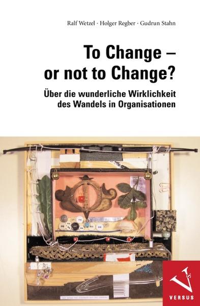 Harald Niedermeyer forscht als Mitarbeiter eines universitätsnahen Instituts zu Themen der Unternehmensorganisation. Seine nächste Aufgabe, die Analyse eines Change-Management-Projekts in der Kunst-Stoff-Verarbeitung GmbH (KSV), scheint keine allzu grosse Herausforderung darzustellen. Doch im Prozess selbst erfährt er, dass all seine bisherigen Erkenntnisse zu erfolgreichen Veränderungen in Unternehmen sich als Makulatur erweisen. Scheinbar erfolgreiche Lösungen kehren sich nach kürzerer Zeit ins Gegenteil, viel gelobte Tools erzeugen in der Anwendung neue Probleme, selbst der Einsatz von Unternehmensberatern sorgt für Turbulenzen und Konflikte, statt für Effizienz und Prozessoptimierung. So muss Harry erkennen, dass Change Management vielfältigen Tücken und Einflüssen, Verstrickungen und Abhängigkeiten unterliegt und all die Anleitungen und Rezepte sich in der Praxis nur bedingt als hilfreich erweisen. Vielmehr scheint der Erfolg oder Misserfolg von Veränderung in Wechselwirkung zu Unternehmenskultur und Führungsverhalten, zu Werten und Einstellungen, zu Organisationsstrukturen und Rollenverständnis zu stehen. Während er sich so immer stärker in das Projekt bindet, unterliegt die Organisation seines Instituts den gleichen Einflüssen. Obwohl man es doch hier eigentlich besser wissen könnte.