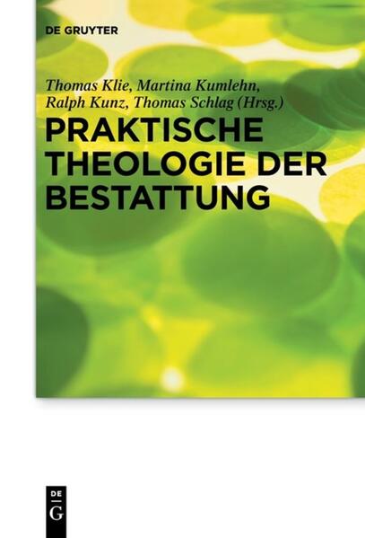 Bei der Bestattung kultivieren die christlichen Kirchen seit jeher ihren Umgang mit der Unumkehrbarkeit von Lebenswegen. In Wort und Ritus kommen Lebensdeutungen zur Darstellung, auf die es längst keine Deutungsmonopole mehr gibt. Die Bestattungskultur hat sich in vielfältiger Weise ausdifferenziert. Der unmittelbare Umgang mit dem toten Körper ist heute weitgehend der privaten Sphäre entzogen und wird an professionelle Instanzen delegiert. Der Markt und die gängigen kulturellen Umgangsformen bestimmen zunehmend die sepulkrale Ästhetik. Traditionelle Liturgien treffen auf spätmodernes Ritendesign, immer mehr finden sich auch Simulacren von Tod und Trauer im Internet. Die Beziehung zum Tod und zu seinen sozialen Folgen hat längst schon Anteil an der allgemeinen kulturellen Beschleunigung. In dem vorliegenden Sammelband sollen diese Prozesse verstehend nachgezeichnet und praktisch-theologisch eingeordnet werden. Dies geschieht in interdisziplinär Weite und in Augenhöhe mit kulturwissenschaftlichen Erkenntnissen.