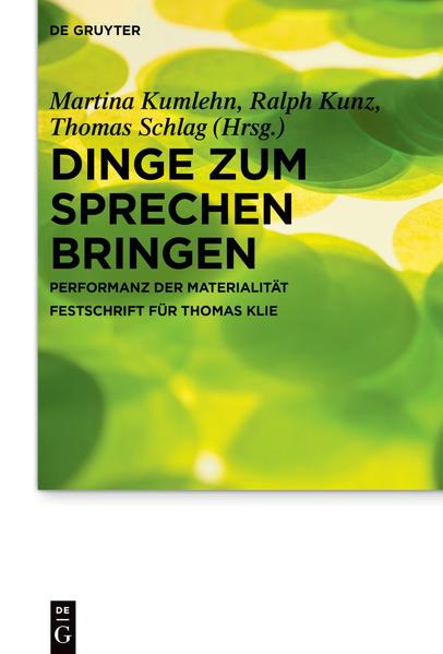 Alltagsdinge und Artefakte rücken im Kontext der Forschung zur materiellen Kultur zunehmend in den Fokus der Praktischen Theologie. Der vorliegende Band verortet sich in diesem interdisziplinären Diskurs und verbindet den performative und material turn in den Kulturwissenschaften mit spezifisch praktisch-theologischen Fragestellungen. Die Beiträge reflektieren Grundlagen des Diskurses und stellen aus unterschiedlichen theologischen Fachperspektiven Dinge wie z.B. Becher, Kreuz, Brot, Tintenfass, Glocke, Salböl, Kerze, Kanzel, Losungsbuch, Kalender, Sitzkissen, Grabstein, Bergschuhe, Schieferplatten, Tattoo, Maske oder Smartphone ins Zentrum und entfalten ihre ästhetische, religionskulturelle und (praktisch-)theologische Relevanz. Es wird gefragt, welche Rolle die Dinge in religiösen Praxen spielen, welche Deutungsprozesse sie anstoßen und wie sie in symbolische Kommunikation integriert werden. Dabei werden sowohl Bezüge zu verschiedenen Handlungsfeldern der Praktischen Theologie hergestellt als auch lebensweltliche Kontexte religionshermeneutisch erschlossen. Die exemplarischen Erkundungsgänge und Sondierungen wollen zu eigenen Entdeckungen im Kontext von Ding- und Zeichenwelten in praktisch-theologischer Perspektive anregen.