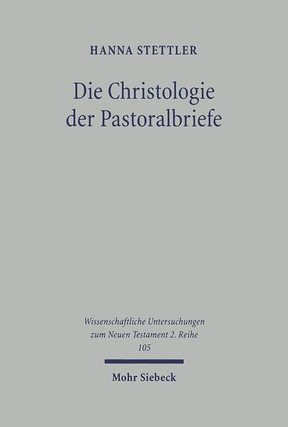 Ein kurzer Forschungsüberblick leitet Hanna Stettlers eingehende Analyse aller christologisch relevanten Passagen der Pastoralbriefe ein. Im Verlauf ihrer Studien entdeckt sie, daß der Verfasser dieser Passagen keineswegs wahl- und planlos Überlieferungen tradiert. Vielmehr ist in ihm ein Lehrer der Gemeinde zu erkennen, der das von Paulus überkommene Erbe gerade dadurch bewahrt, daß er es in der Sprache seiner Zeit neu formuliert. Dabei ist er-ein hellenistischer Judenchrist-in der Lage, eine Brücke zwischen alttestamentlich-jüdischem und hiervon geprägtem christlichem Denken einerseits und hellenistischem Denken andererseits zu schlagen. Durch die Aufnahme synoptischer und johanneischer Überlieferung gelingt es ihm, den Reichtum christologischer Überlieferung zusammenzufassen und der Gemeinde in gut tradierbaren Formen weiterzugeben. Hanna Stettler erarbeitet eine zusammenfassende Sicht von der Intention, Arbeitsweise und den Quellen des Verfassers der Pastoralbriefe. Sie bestimmt inhaltlich präzise die Christologie der Briefe, die unter Zuhilfenahme des Schemas der doppelten Epiphanie Christi eine Präexistenz- und Inkarnationschristologie bieten. Jesus Christus wird ganz an die Seite Gottes gestellt und als der präexistente, von Gott in die Welt gesandte Retter aller Menschen verstanden, zwischen dessen erster und zweiter Epiphanie sich die Gemeinde bewegt.