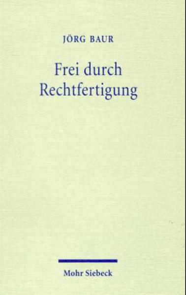 In den hier versammelten Gemeinde- und Akademievorträgen, gehalten in den Jahren 1997 und 1998, informiert Jörg Baur über die theologiepolitischen Hintergründe und ökumenischen Absichten der in der Öffentlichkeit kontrovers diskutierten 'Gemeinsamen Erklärung zur Rechtfertigung' von 1995. Er erörtert die Erklärung im Kontext der religiösen Situation unserer säkularisierten Gesellschaft und des von dogmatischen Traditionen abgekoppelten Bewußtseins der Basis in den beiden Großkirchen. Bei der Analyse des theologiepolitischen Umfeldes dieses ökumenischen Textes zeigt er, daß die Konstruktion einer Grundübereinstimmung den konfessionellen Zwiespalt nicht überbrücken kann. Zusätzlich arbeitet er die gegenwärtigen Schwierigkeiten mit dem Zentralartikel der Reformation heraus und legt dessen Grundlagen bei Martin Luther frei. Dabei stellt er dar, daß es trotz der Differenzen zu einem von gegenseitigen Verurteilungen freien Verhältnis der Kirchen kommen kann, die, ohne Rechthaberei oder Anpassung, allen Zeitgenossen das Evangelium schulden.