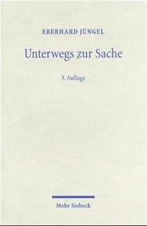 "Gott ist nicht notwendig. Gott ist mehr als notwendig. Man möge diese beiden-keineswegs paradoxen-Sätze als Kurzformel dessen lesen, was mit den in diesem Band gesammelten Studien zur Sache der Theologie zu sagen versucht wird.Daß Gott nicht notwendig ist, ist den Denkenden unserer Zeit wohl schmerzlicher und gründlicher bewußt als den Geistern früherer Zeiten ... Aus der Erfahrung der Nichtnotwendigkeit Gottes läßt sich aber keineswegs folgern, daß Gott mehr als notwendig ist. Es versteht sich nicht von selbst, daß Gott mehr als notwendig ist, obwohl gerade dies, wenn es einmal verstanden worden ist, als das Allerselbstverständlichste erscheint. ...Daß und wie beide Sätze dennoch auf das genaueste zusammenstimmen, hat evangelische Theologie zu erarbeiten. Alles, was wir über Gott und die Welt zu sagen haben, ist meines Erachtens im Grunde nichts anderes als die Explikation des Sachverhaltes, der mit jenen beiden Sätzen in äußerster Knappheit formuliert worden ist. Man kann den ersten Satz auch einen Satz des Gesetzes und den zweiten einen Satz des Evangeliums, muß beide zusammen aber dann den Grundsatz evangelischer Theologie nennen." Eberhard Jüngel im Vorwort Die ersten beiden Auflagen dieses Bandes erschienen beim Chr. Kaiser Verlag, München. Die vorliegende dritte Auflage wurde um einige übersehene Druckfehler berichtigt und um Register erweitert.